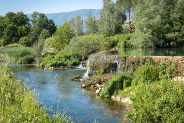 İtalya 'nın Fronzinone ilinde bir yol yakınındaki baraj, nehir ve küçük şelalelerin görüntüsü