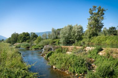 İtalya 'nın Fronzinone ilinde bir yol yakınındaki baraj, nehir ve küçük şelalelerin görüntüsü