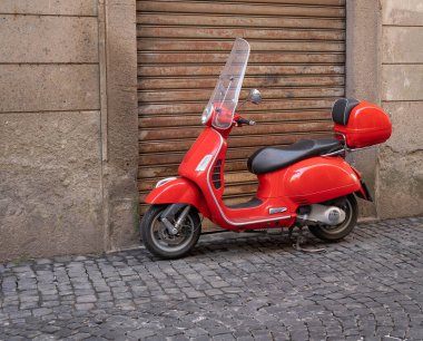 Viterbo Caddesi, Lazio, İtalya 'da park edilmiş parlak kırmızı scooter görüntüsü