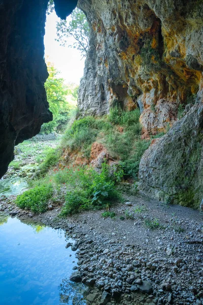 イタリア ラツィオ州のフロンジノーネ県のパステナ洞窟から出口 — ストック写真