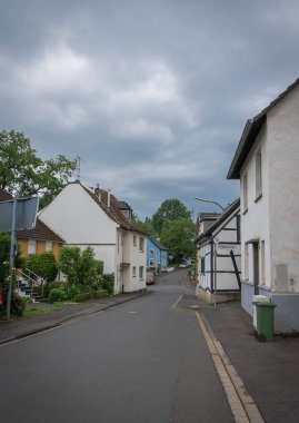 Almanya 'nın Bonn Konigswinter banliyösünde sessiz bir cadde