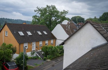 Almanya 'nın Bonn Konigswinter banliyösünde sessiz bir cadde