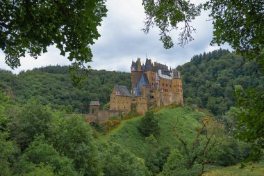 Almanya 'da Koblenz yakınlarındaki Eltz Şatosu' na orman manzarası