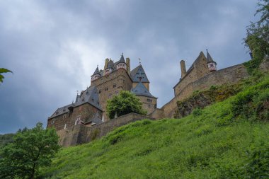 Almanya 'da Koblenz yakınlarındaki Eltz Şatosu' na orman manzarası