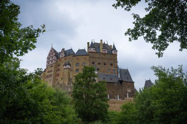 Almanya 'da Koblenz yakınlarındaki Eltz Şatosu' na orman manzarası