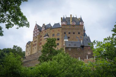 Almanya 'da Koblenz yakınlarındaki Eltz Şatosu' na orman manzarası