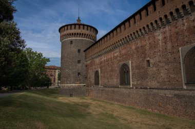 İtalya 'da Milano' daki Castello Sforzesco 'nun yan görüntüsü