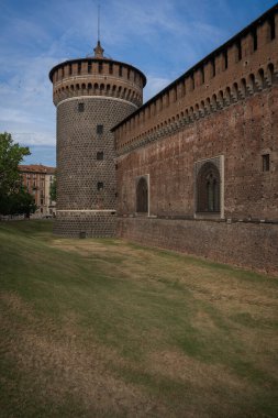 İtalya 'da Milano' daki Castello Sforzesco 'nun yan görüntüsü