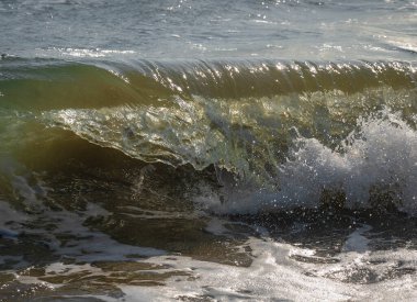 İtalya 'nın Sabaudia kentindeki Circeo parkında renkli deniz dalgaları ve beyaz dalgalar.