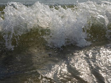 İtalya 'nın Sabaudia kentindeki Circeo parkında renkli deniz dalgaları ve beyaz dalgalar.