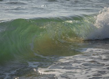 İtalya 'nın Sabaudia kentindeki Circeo parkındaki renkli deniz dalgalarını ve beyaz dalgaları yakından izleyin.