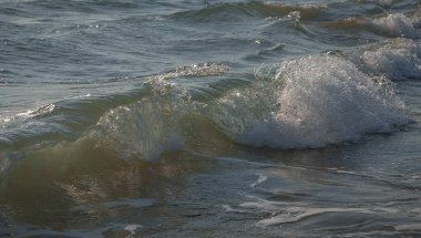 İtalya 'nın Sabaudia kentindeki Circeo parkında renkli deniz dalgaları ve beyaz dalgalar.