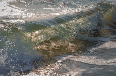 İtalya 'nın Sabaudia kentindeki Circeo parkındaki renkli deniz dalgalarını ve beyaz dalgaları yakından izleyin.