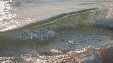 İtalya 'nın Sabaudia kentindeki Circeo parkında renkli deniz dalgaları ve beyaz dalgalar.