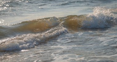 İtalya 'nın Sabaudia kentindeki Circeo parkında renkli deniz dalgaları ve beyaz dalgalar.