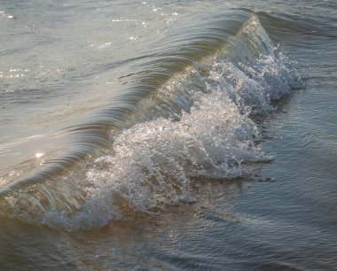 İtalya 'nın Sabaudia kentindeki Circeo parkında renkli deniz dalgaları ve beyaz dalgalar.
