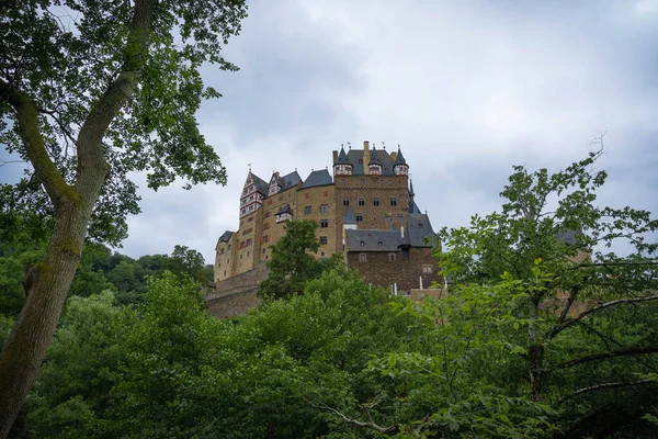从森林看到德国科布伦茨附近的Eltz城堡 — 图库照片