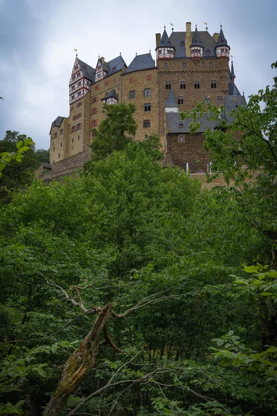 从森林看到德国科布伦茨附近的Eltz城堡 — 图库照片