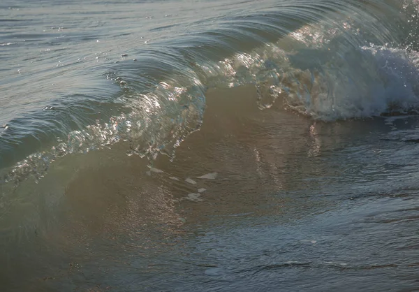 Vista Perto Das Ondas Coloridas Mar Com Salpicos Quebradores Brancos — Fotografia de Stock