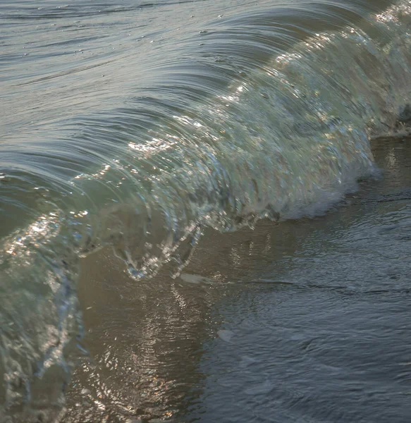 Vista Perto Das Ondas Coloridas Mar Com Salpicos Quebradores Brancos — Fotografia de Stock