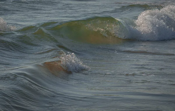 Ondas Mar Colores Con Salpicaduras Rompeolas Blancas Parque Circeo Sabaudia —  Fotos de Stock