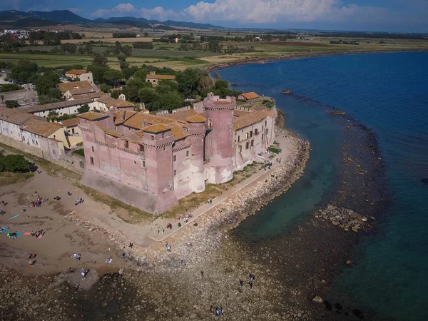Santa Severa kıyıda ve denizde, Lazio İtalya 'da.
