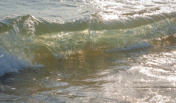 Vista Cerca Las Olas Marinas Colores Con Salpicaduras Rompeolas Blancas —  Fotos de Stock