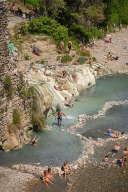 Bagni di Petriolo, İtalya - 09 Mayıs 2021, İnsanlar Siena, Tuscany, İtalya 'da Bagni di Petriolo termik bahar havuzlarında banyo yapıyorlar