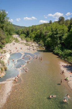 Bagni di Petriolo, İtalya - 09 Mayıs 2021, İnsanlar Siena, Tuscany, İtalya 'da Bagni di Petriolo termik bahar havuzlarında banyo yapıyorlar