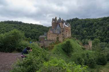Eltz, Almanya - 30 Haziran 2021, Koblenz, Almanya yakınlarındaki Eltz Castle 'ı fotoğraflayan kadın