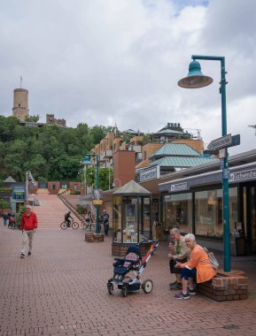 Bonn, Almanya - 30 Temmuz 2021, Bonn, Almanya 'da Coronavirus' un ikinci yılında maskeli ve maskesiz insanlar