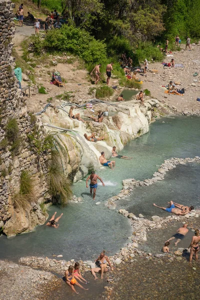 Bagni di Petriolo, İtalya - 09 Mayıs 2021, İnsanlar Siena, Tuscany, İtalya 'da Bagni di Petriolo termik bahar havuzlarında banyo yapıyorlar