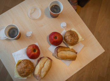 Almanya 'da salgın sırasında kuru erzakla dağıtılan iki kişi için çok basit bir kahvaltı resmi