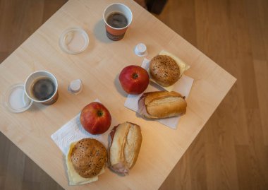 Almanya 'da salgın sırasında kuru erzakla dağıtılan iki kişi için çok basit bir kahvaltı resmi