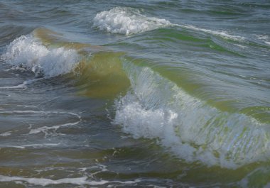 İtalya 'nın Sabaudia kentindeki Circeo parkında renkli deniz dalgaları ve beyaz dalgalar.