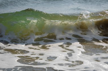 İtalya 'nın Sabaudia kentindeki Circeo parkında renkli deniz dalgaları ve beyaz dalgalar.