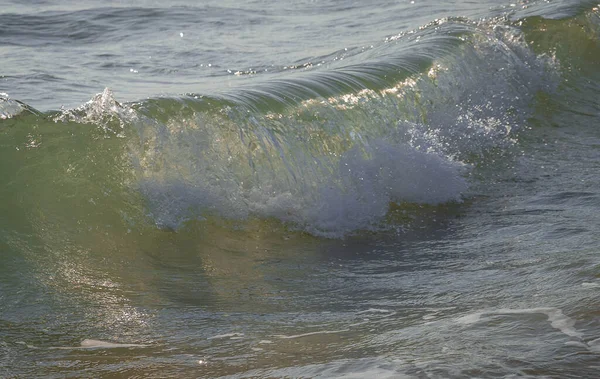 Vista Perto Das Ondas Coloridas Mar Com Salpicos Quebradores Brancos — Fotografia de Stock