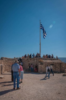 Atina, Yunanistan - 29 Kasım 2015, Atina 'da Yunanistan' daki Akropolis 'ten gün batımını izleyen insanlar