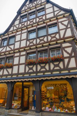 Linz, Almanya - 01 Temmuz 2021, Linz, Almanya 'da geleneksel Alman evlerinin bulunduğu sokak