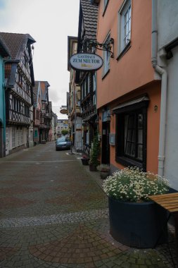 Linz, Almanya - 01 Temmuz 2021, Linz, Almanya 'da geleneksel Alman evlerinin bulunduğu sokak