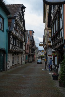 Linz, Almanya - 01 Temmuz 2021, Linz, Almanya 'da geleneksel Alman evlerinin bulunduğu sokak