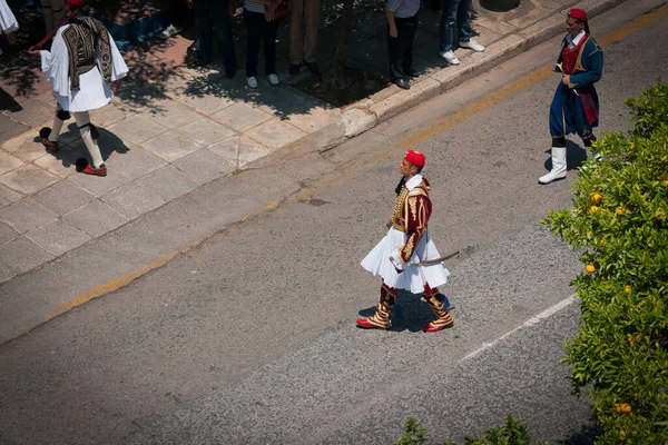 그리스 아테네 2012 그리스 아테네의 근처에서 의상을 호위병들 행렬을 이루고 — 스톡 사진