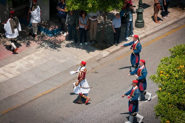 그리스 아테네 2012 그리스 아테네의 근처에서 의상을 호위병들 행렬을 이루고 — 스톡 사진