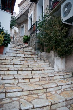 Yunanistan 'ın Arachova köyünün sokaklarında merdivenleri olan şehir manzarası