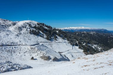 Güneşli karlı havalarda Mount Parnassos Orta Yunanistan üzerinde