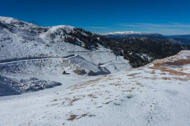 Güneşli karlı havalarda Mount Parnassos Orta Yunanistan üzerinde