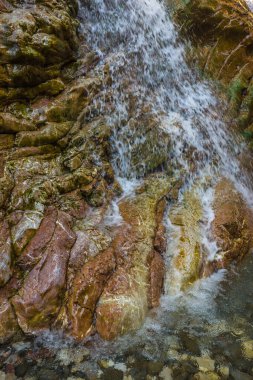 Yunanistan 'ın Evritania kentindeki Panta Vrexei' de Krikiliotis nehrindeki dokulu taş bir duvarda küçük bir şelale.