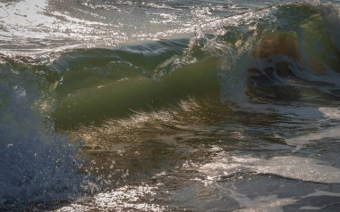 İtalya 'nın Sabaudia kentindeki Circeo parkında renkli deniz dalgaları ve beyaz dalgalar.