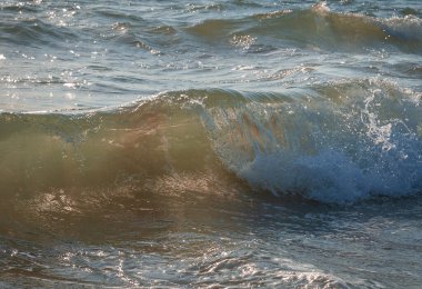 İtalya 'nın Sabaudia kentindeki Circeo parkında renkli deniz dalgaları ve beyaz dalgalar.