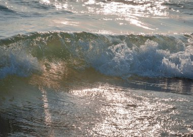 İtalya 'nın Sabaudia kentindeki Circeo parkında renkli deniz dalgaları ve beyaz dalgalar.